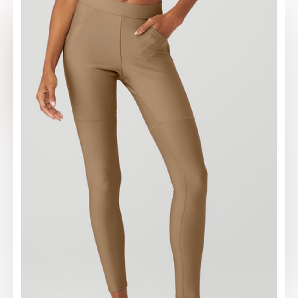 Alo Airlift high-waist 4 pocket utility legging in gravel.